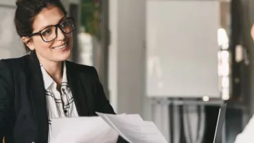 Persona en entrevista de trabajo, sonriendo.