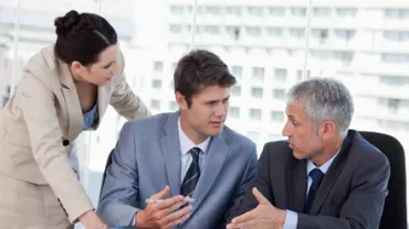 Personas discutiendo en una reunión de negocios.